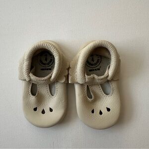 Freshly Picked baby girl’s Cream Leather Kids Shoes. Size 4.